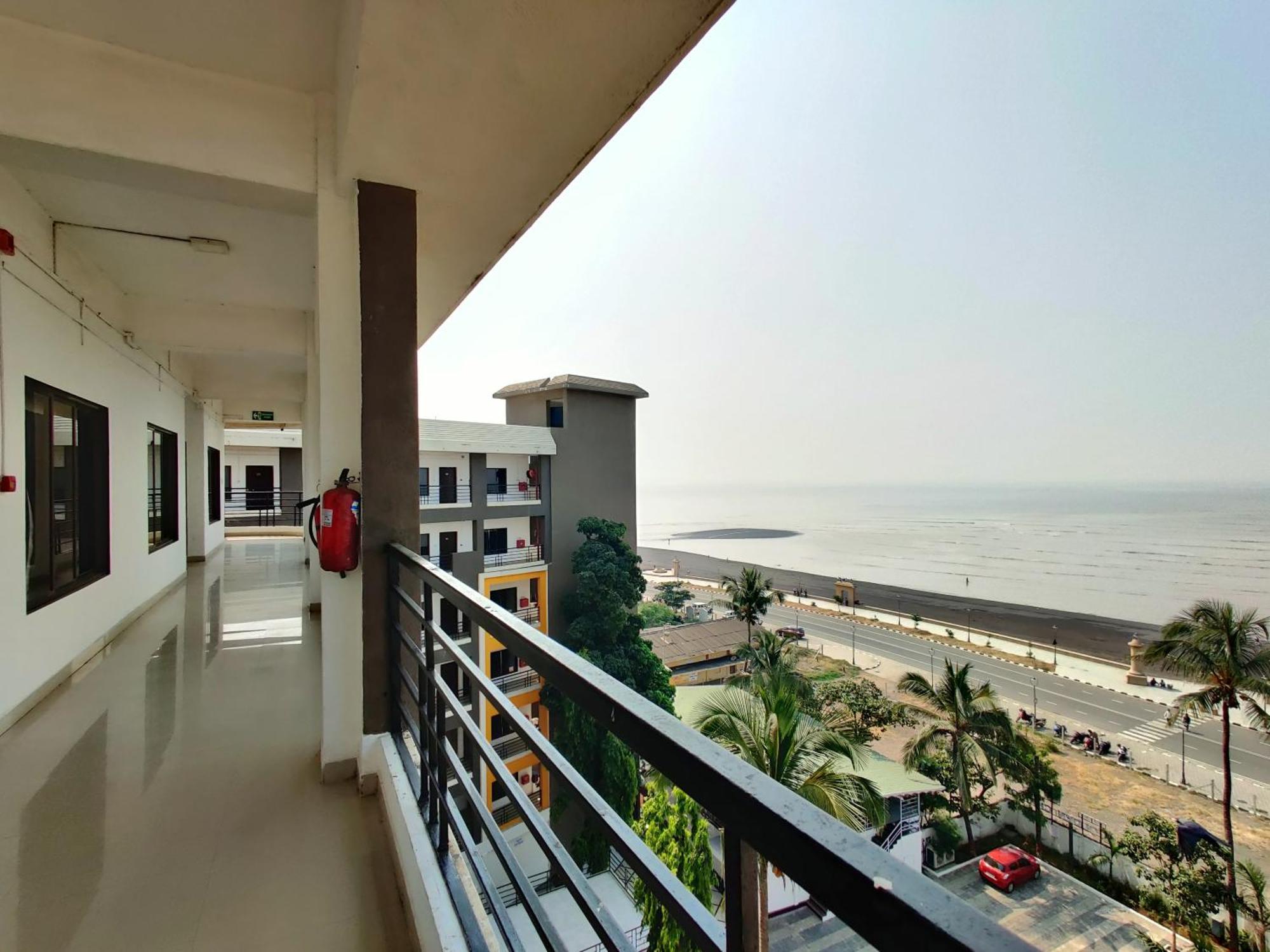 Golden Chariot Hotel دامان المظهر الخارجي الصورة